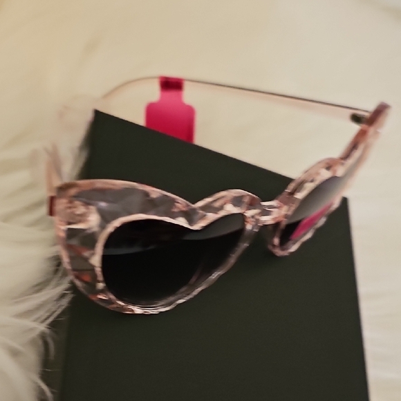 🎉HP NWT Betsey Johnson Pink Heart Sunglasses - Picture 10 of 10